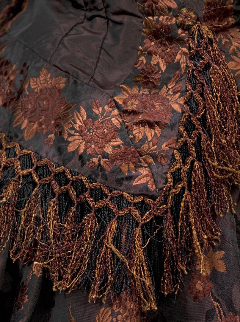 plummie9's tweet photo. French

Beautiful Afternoon Dres, c. 1855

Silk façonné (a type of silk that features a raised pattern or design, created through a special weaving technique) 
with motifs of hydrangeas, roses, chrysanthemums, daisies &amp; volubilis.

@PalaisGalliera 
#FashionHistory https://t.co/XpSs2cfcTi