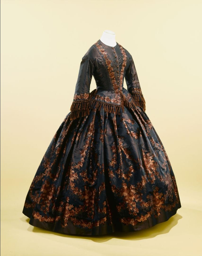 plummie9's tweet photo. French

Beautiful Afternoon Dres, c. 1855

Silk façonné (a type of silk that features a raised pattern or design, created through a special weaving technique) 
with motifs of hydrangeas, roses, chrysanthemums, daisies &amp; volubilis.

@PalaisGalliera 
#FashionHistory https://t.co/XpSs2cfcTi