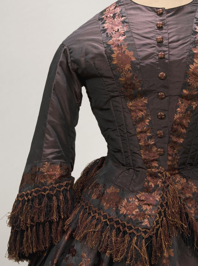 plummie9's tweet photo. French

Beautiful Afternoon Dres, c. 1855

Silk façonné (a type of silk that features a raised pattern or design, created through a special weaving technique) 
with motifs of hydrangeas, roses, chrysanthemums, daisies &amp; volubilis.

@PalaisGalliera 
#FashionHistory https://t.co/XpSs2cfcTi
