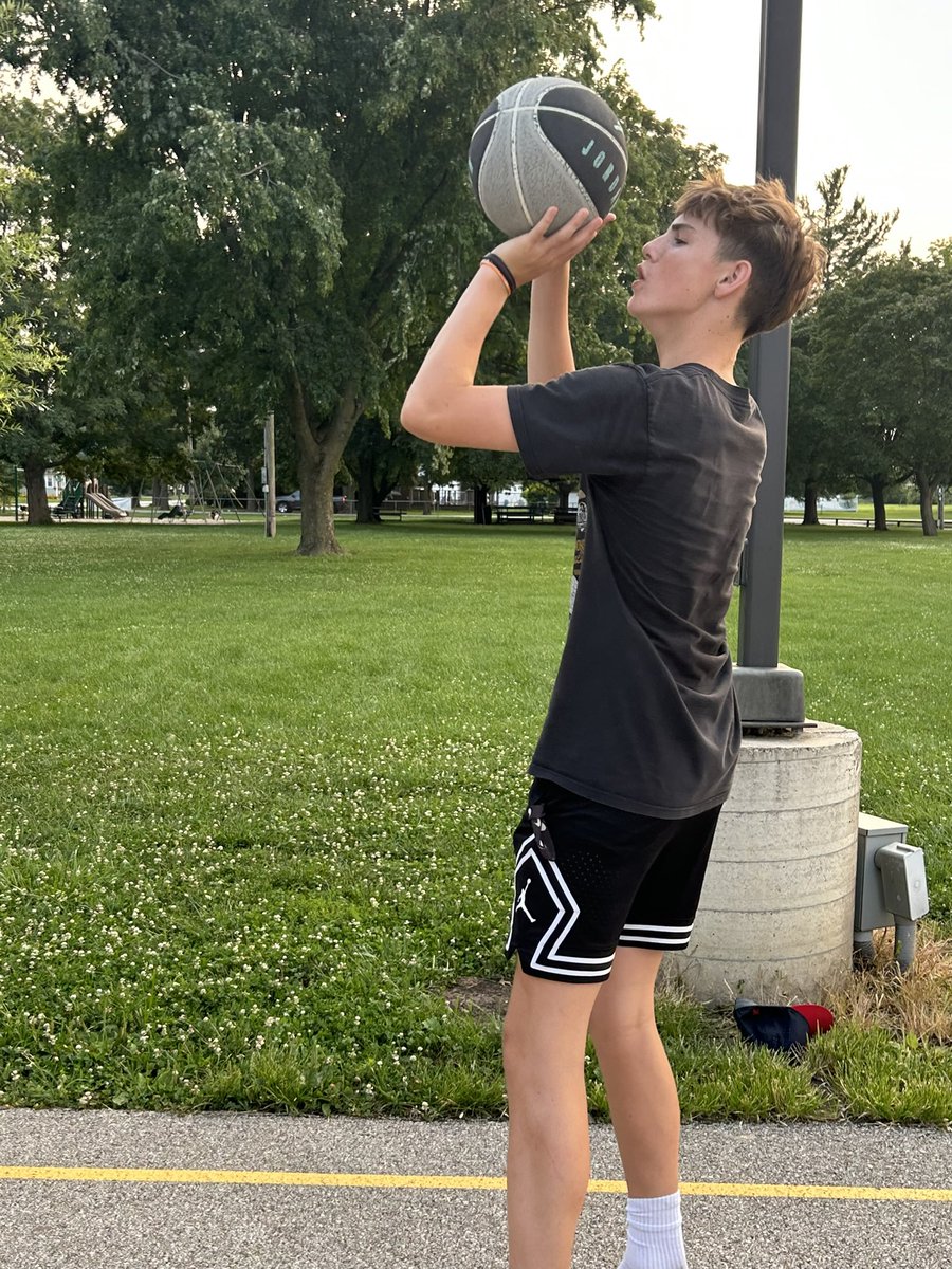 DaggThomp_hoops's tweet photo. 60 2s
30 3s
30 fts https://t.co/3zp9vkqJ6C