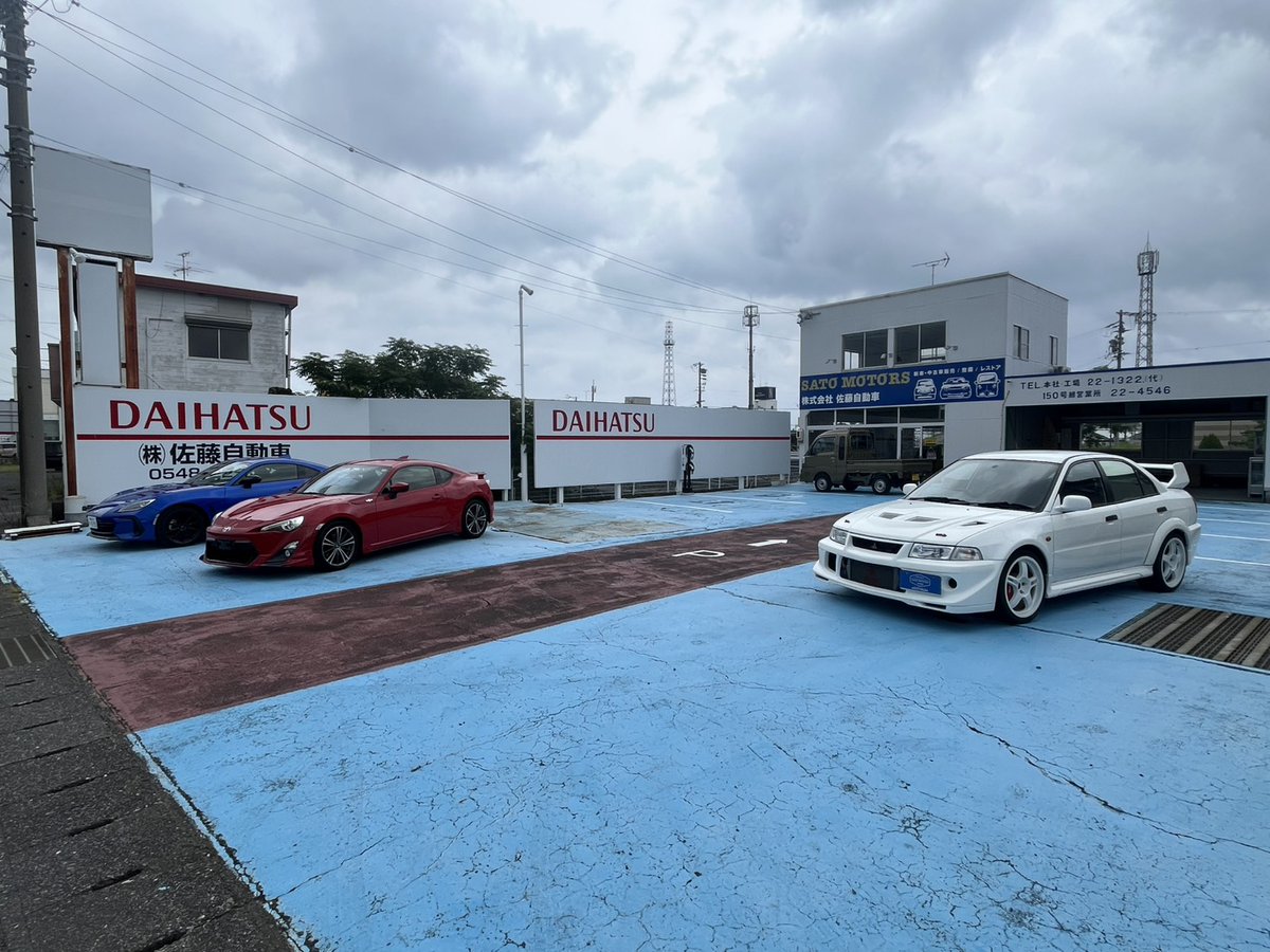 satojidosha1322's tweet photo. 150号線営業所のレイアウトを変更しました！

新しく仕入れた86の隣にBRZを配置して、しげの秀一作品の劇中車コンビに✨

さらにラリーレプリカも3台並べて、車好きにはたまらない展示になっています🥰

お近くにお越しの際は、ぜひご覧ください🚗

#ZD8
#ZN6
#CP9A
#GDB
#GC8
#CE9A https://t.co/THFRK55v9a