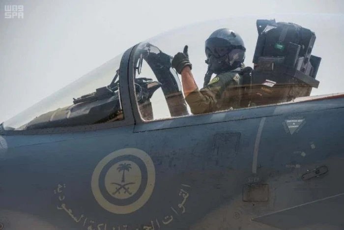 Trendalhadth's tweet photo. أول رد عسكري سعودي

وزارة الدفاع تعلن تنفيذ ضربات ضد ميليشيات موالية لإيران داخل العراق

أعلن المتحدث الرسمي باسم وزارة الدفاع، اللواء الركن تركي المالكي، أن القوات المسلحة السعودية، وبالتنسيق مع القيادة المركزية الأمريكية، نفذت اليوم الأربعاء ضربات نوعية محددة استهدفت مواقع تابعة لميليشيات إرهابية موالية لإيران داخل الأراضي العراقية، وذلك ردًا على الاعتداءات التي استهدفت منشآت بترولية في المملكة.