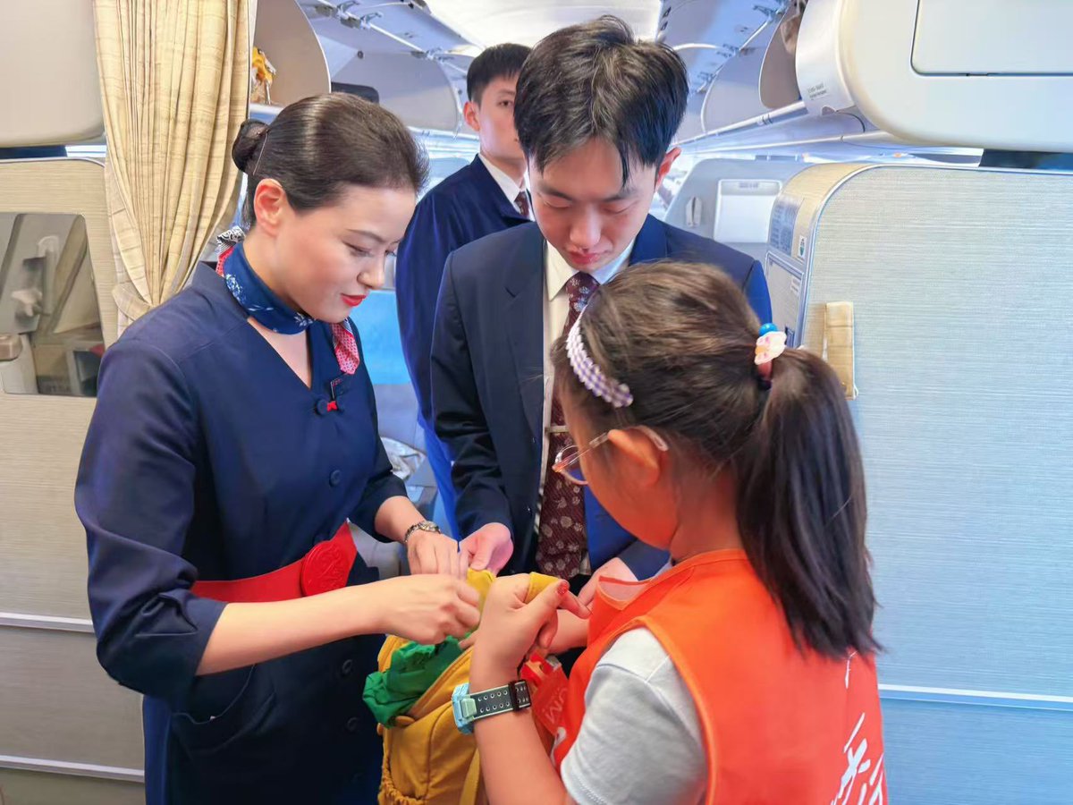 Lingyan50839141's tweet photo. Sometimes, a small orange vest can bring a big sense of security for Unaccompanied Minor. 🧡✈️
#CabinCrewLife #Aviation #LittleTravelers #TravelWithHeart #abovetheclouds☁️ https://t.co/Szy6m6pfEv