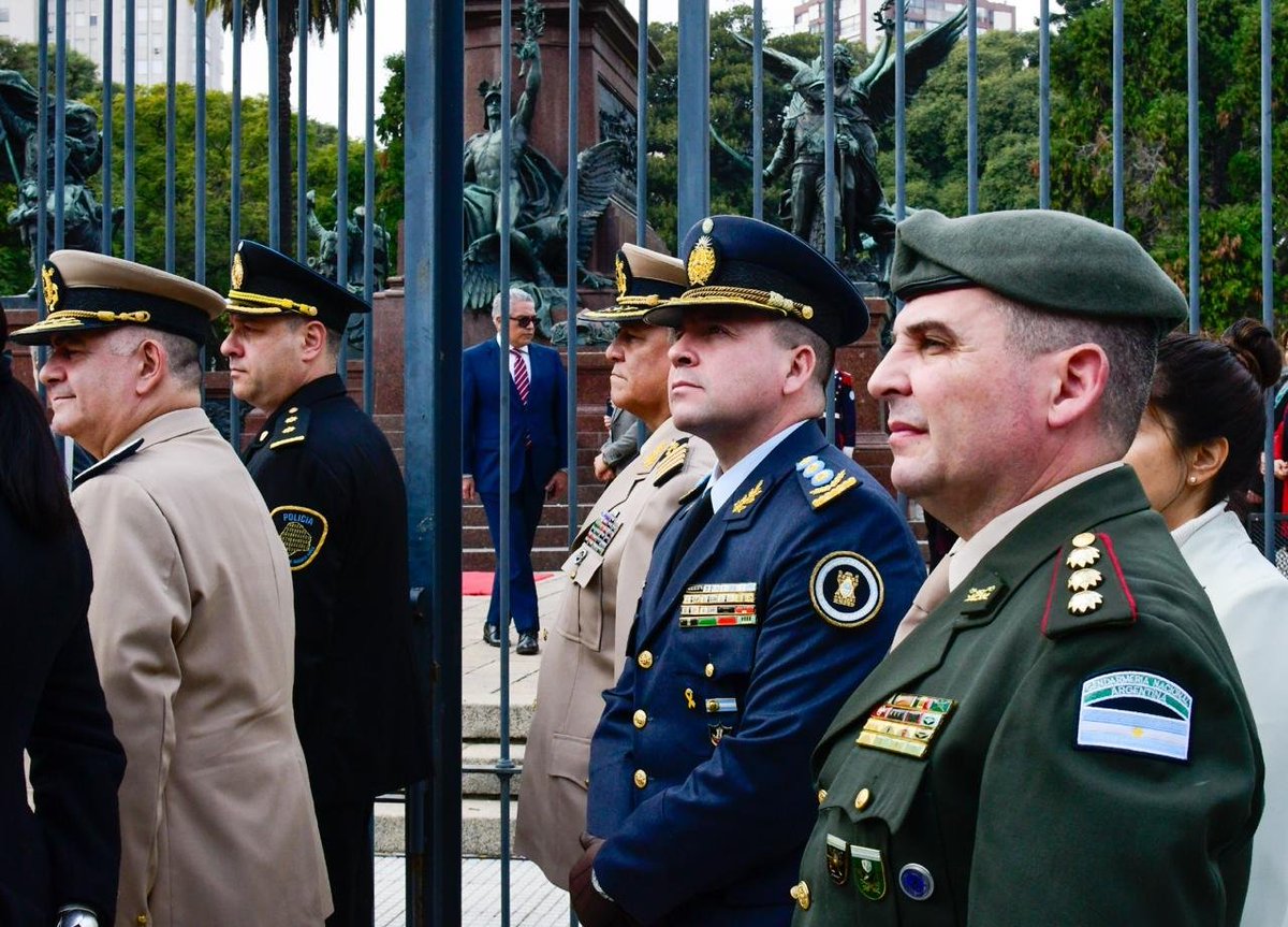 SPFArgentina's tweet photo. En el marco del 205° Aniversario de la Independencia de la República del Perú, se llevó a cabo la tradicional ceremonia de ofrenda floral ante el monumento al General José de San Martín, en la plaza que lleva su nombre. https://t.co/zQhzVZesEp