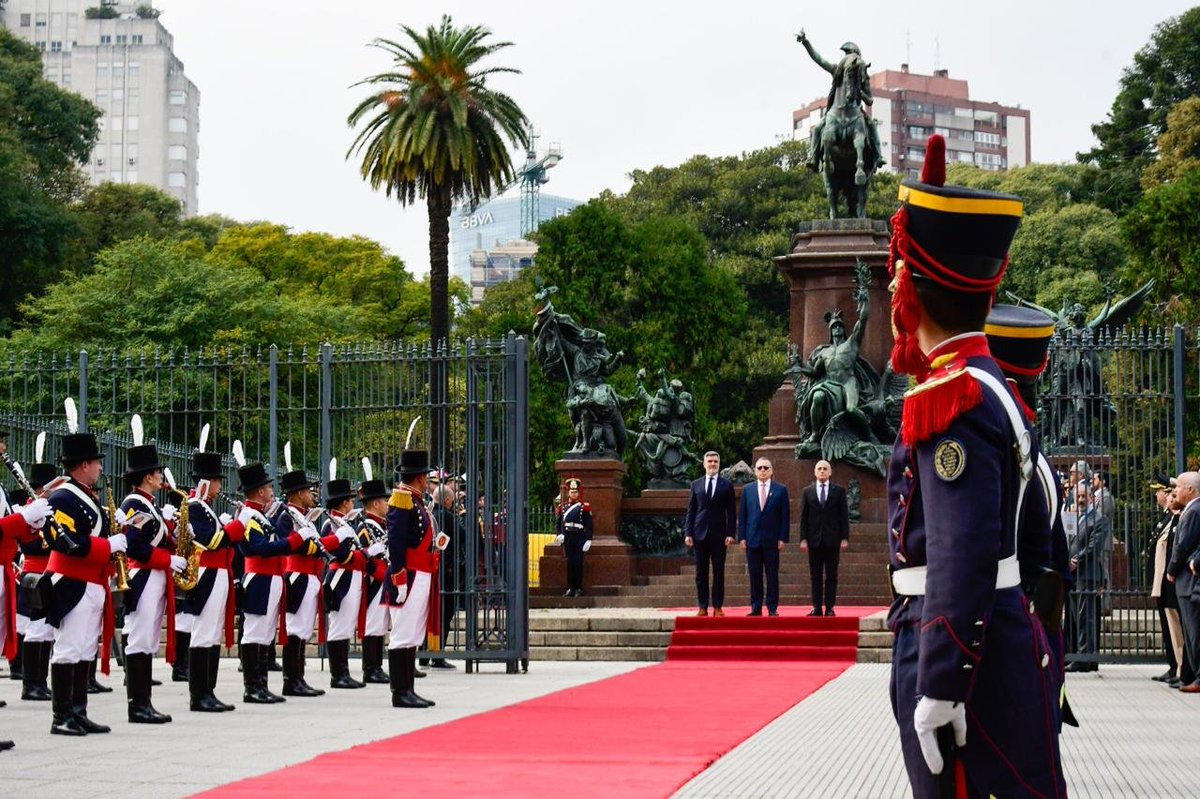 SPFArgentina's tweet photo. En el marco del 205° Aniversario de la Independencia de la República del Perú, se llevó a cabo la tradicional ceremonia de ofrenda floral ante el monumento al General José de San Martín, en la plaza que lleva su nombre. https://t.co/zQhzVZesEp