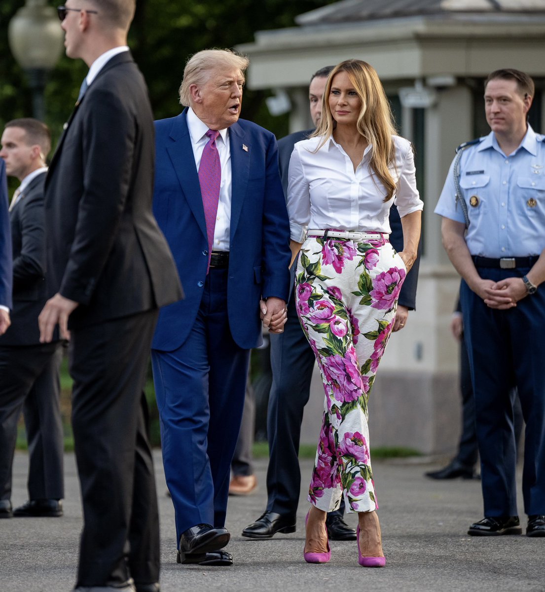 Melania22353's tweet photo. A beautiful moment of togetherness and service. Wishing everyone a wonderful day filled with hope, unity, and positivity. 🇺🇸❤️👉🖇️https://t.co/9WQ21seOJj https://t.co/hxFqQ39lRT