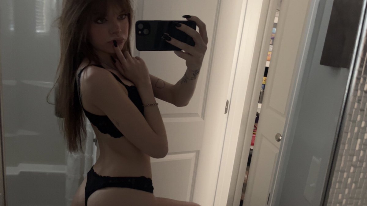 willowmoodsnacc's tweet photo. Pretending to be mysterious but im just horny https://t.co/lXJEAgjhcc