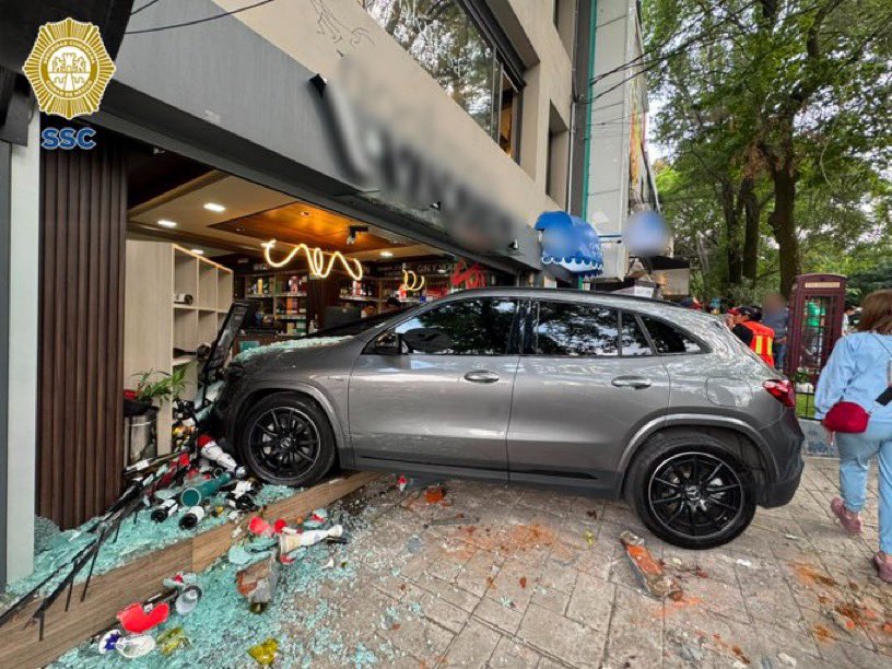 MrElDiablo8's tweet photo. Mujer de la tercera edad intenta estacionarse y choca contra negocio de vinos en Monte Everest y Monte Athos, en la colonia #LomasDeChapultepec, de la alcaldía @AlcaldiaMHmx. 
@SSC_CDMX atendió la emergencia. https://t.co/qyA1XlJmhD
