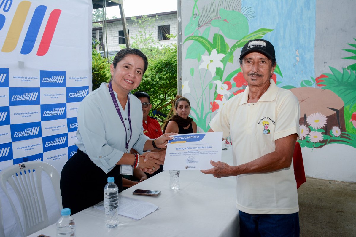 zona5MDH's tweet photo. 📍#LosRíos | En Montalvo se desarrolló “Manos que acompañan”, evento del @DHumanoEc, liderado por el presidente @DanielNoboaOk, que reconoce la labor de quienes cuidan en los 10 años de los Comités de Cuidado.🫂
#MDHenTerritorio #GobiernoDelEcuador https://t.co/aVRLkAA8lF
