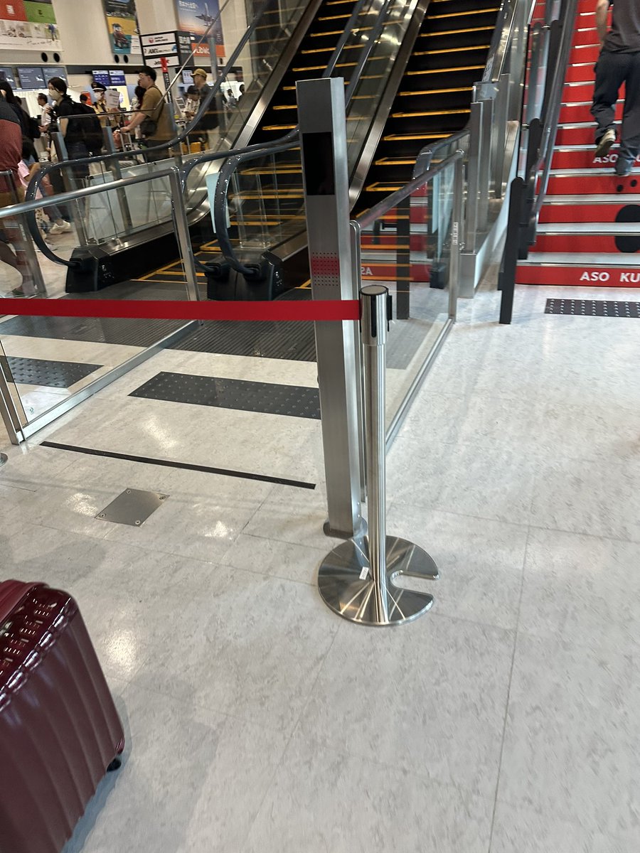 shitamachizamu's tweet photo. 【今回の熊本地震で感じたこと】
一晩明け、色々な情報が出てきましたね。

今回被災地にいて、感じたことをシェアします。

---
県内外で被害が複数出ているので、心が痛いです。
協力しあって、1人でも多くの方が救われるようにと心から思っています。
自分も出来ることは全力でやっています。

そんな中で今回強く思ったことは、
情報収集や声がけはとても大事ですが

"過度になると余計に不安やストレスを増大させてしまう"

ということです。
実際自分達がいた場所も震度5でそれなりに揺れたものの、爪楊枝入れ一つ倒れない状況で、インフラも何も影響がありません。

ただ、心配をして、連絡してくださる方々は、外にいるから、
『熊本にいるけど、大丈夫か？！！』
となりますよね。
実際のところはニュースやsnsに頼るしか無いから、聞かないとわからない。

そして、被害のニュースが拡散されていくことで、周りはどんどん不安になり、
その連絡をたくさんいただきました。

『大丈夫ですか？』
くらいの方と
『こんなに被害出てるけど、大丈夫？どこにいる？フライトは？仕事は？』
と聞かれてる方がいて、後者の場合は、氣持ちはありがたいし感謝しているのですが、逆にこちらが不安になってしまうくらいでした😅

しかし現地にいると何も無いところは何も無い。
確かに、被害のニュースが目立ちますが、自分が連絡を取り合った方々の多くはほぼない普通の生活を送れています。

だからこそ思ったことは、
外の情報や連絡に頼りすぎず、自分達の住んでる場所の特徴やインフラを知っておくこと
自分達の感覚を大事にすること

です。
確かに揺れましたが、自分は（身の回りの人やドアを開けるため）走ることが出来ました。

また
揺れが大きく感じたのは、
音
の影響が大きかったと思います。
古民家だから、揺れやすい→音が出やすい
より大きく揺れたと感じた。
実際は自分の身体の感覚では、そこまで大きいものではなかった。
（大きかったが、東日本大震災の時の方が恐怖を感じた）

そして、同じエリア（市内など）の中でも
地盤の強さは違うし、断水されているところとそうで無いところがある。
1軒隣でも違う状況であるということが複数確認されています。

なので、自分がいる場所はどういう場所で、何を備えてあるか？
自分の感覚ではどうか。
が本当に大事なんだと改めて思いました。

いつも発信している
外側に依存せず
内側の自分に集中すること
が今回の地震でも有効であったと強く感じております。

この情報が少しでも多くの方に伝わり、現地の方も周りの方も、冷静に落ち着いて、過ごすことができますように。

---
ちなみに災害時に備えておいて良かったこと一覧をシェアします。
（まだ使ってませんが、あるだけで安心したものも）

ジャックリー
災害用トイレ
車複数台（常にガソリン満タン）
携帯用充電器
笛（助けを呼ぶよう）
厚底靴（ガラスが飛び散った場合）
給水タンク
カセットコンロ（お湯にして調理が出来る）
スマホ複数台（1台は電波が入らなくなりました。）

#熊本空港　エレベーター使えない
混雑　節電