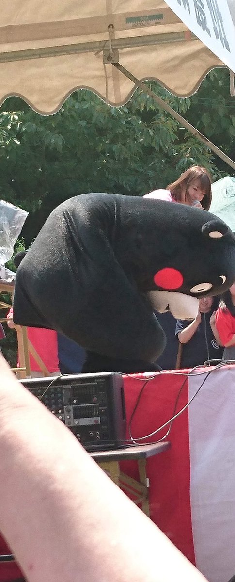 masankuy2's tweet photo. 10年前、震災後、くまモンが、イベントで、震災の応援のお礼で、深々と頭下げた事に涙ぐんでしまった…負けるな！熊本！ https://t.co/j0g4x5iOL5