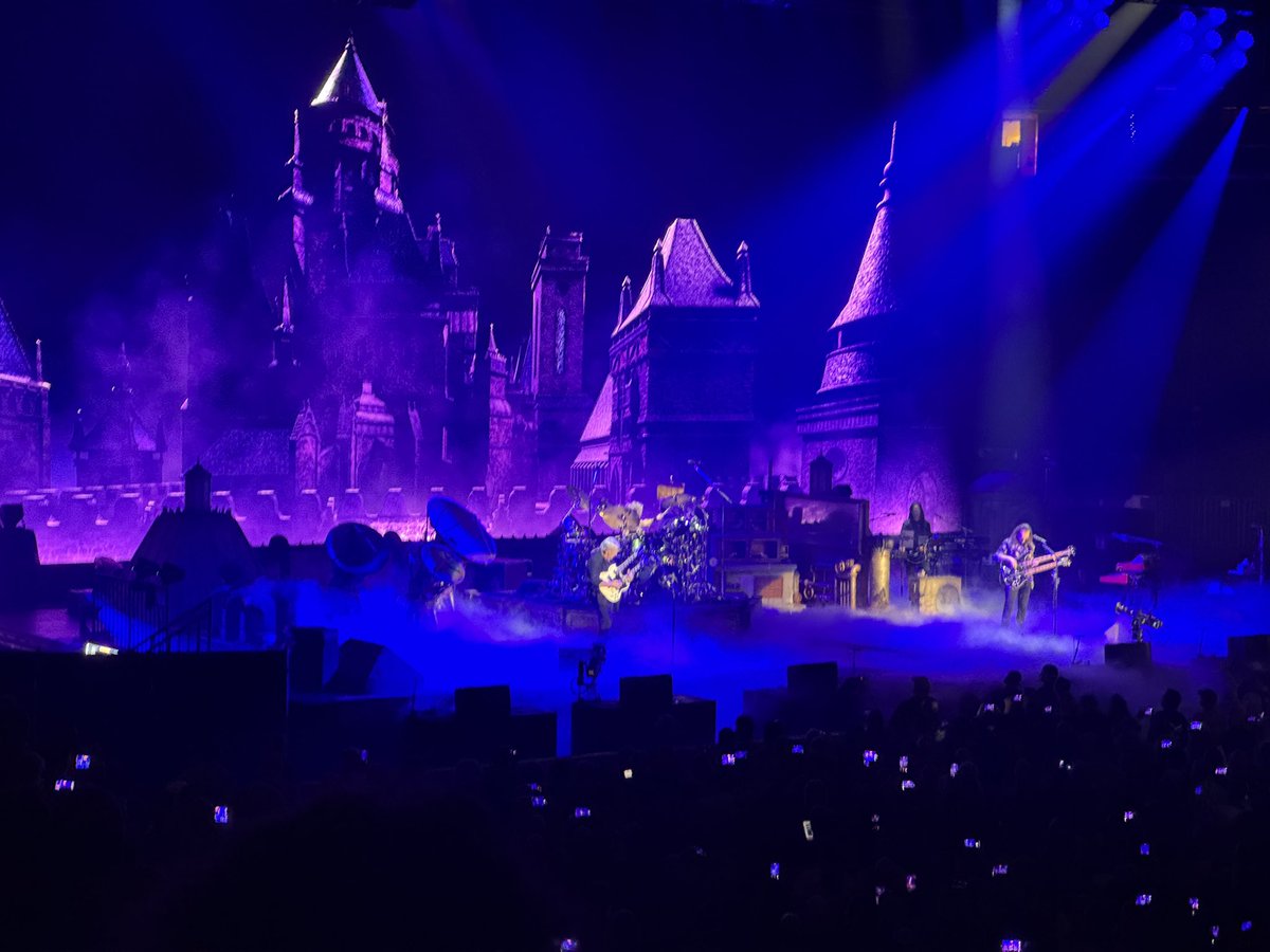 RogerClark41's tweet photo. Hanging with the old #Queens crew for @rushtheband @TheGarden #Rush #Music #Canada  #NYC https://t.co/7onBAs2spq