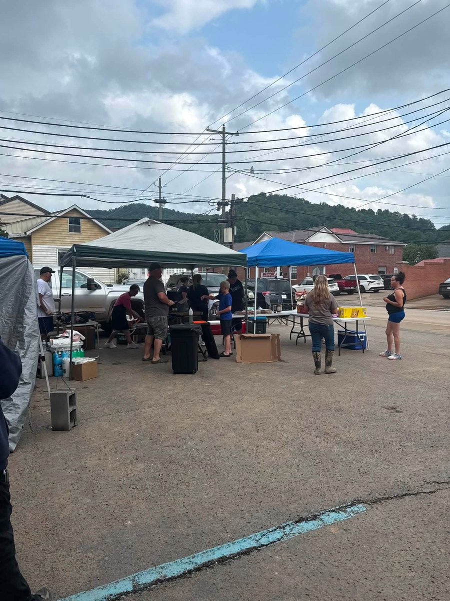 Latte_Hillbilly's tweet photo. #WVFloodRelief #WVStrong #HopeForWestVirginia #ServeOneAnother #GodAtWork https://t.co/z4OttLdfsR