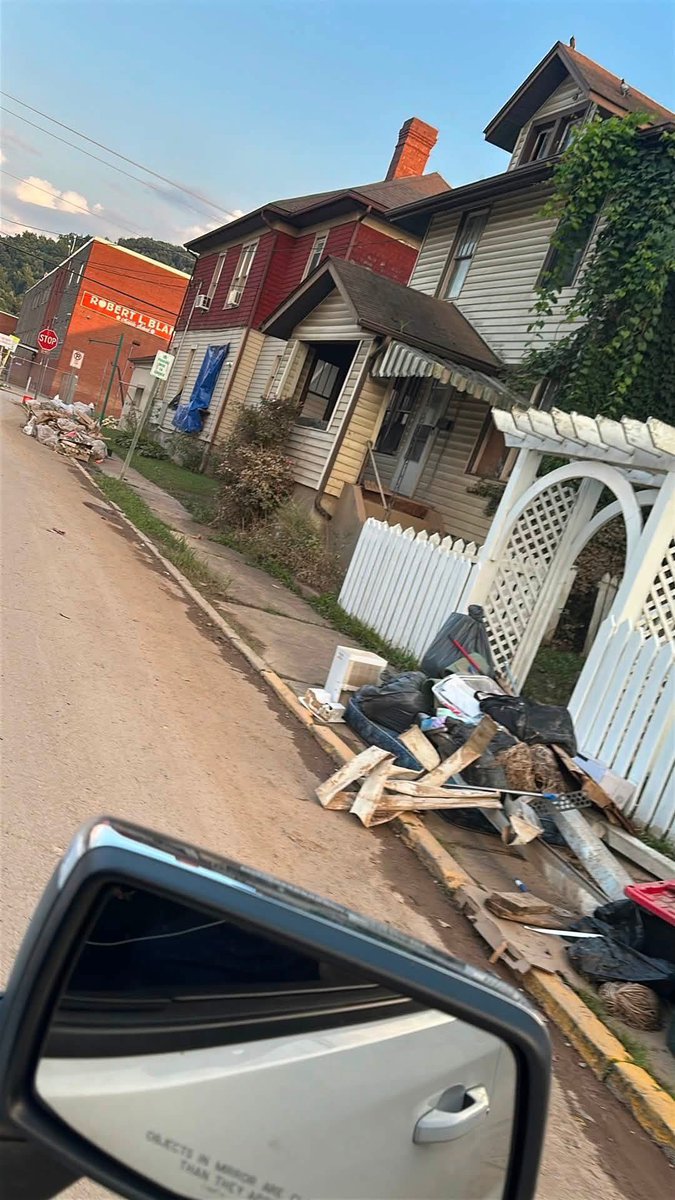 Latte_Hillbilly's tweet photo. #WVFloodRelief #WVStrong #HopeForWestVirginia #ServeOneAnother #GodAtWork https://t.co/z4OttLdfsR