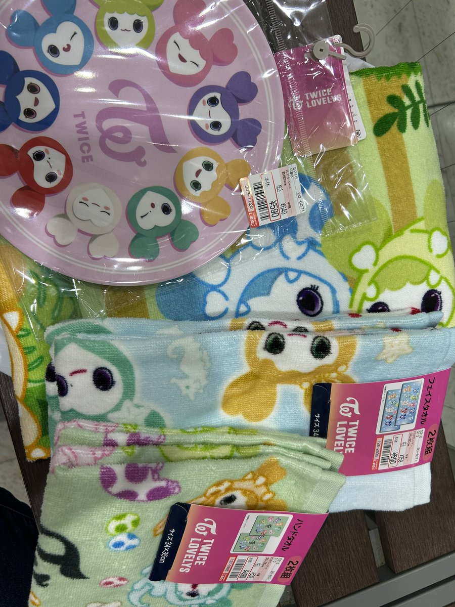 lovery_0o's tweet photo. 買えたー！！
激戦だった１分で売り切れさすがに店員さんも唖然爆笑 各1しか入荷してんの聞いてない #TWICEしまむら https://t.co/JY5AZWlCCo