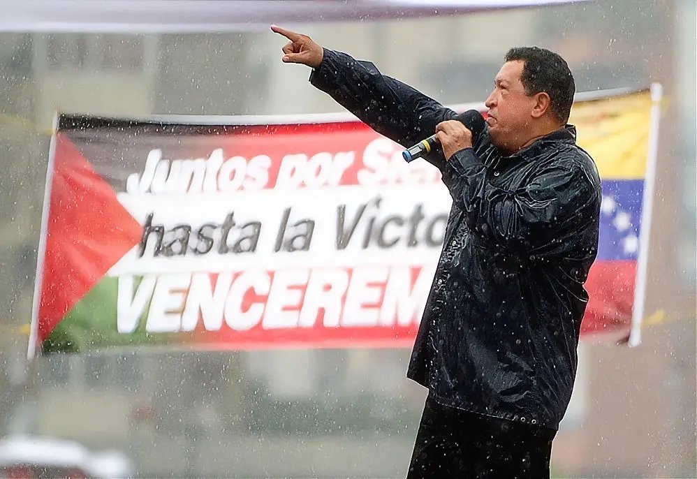 clamorSUR's tweet photo. Un 28 de julio nació Hugo Chávez.
Nunca se calló ni se arrodilló.
Fue sinónimo de gallardía.
Dio su vida por los pueblos.
Trascendió fronteras y generaciones.

Juntos por siempre.
Hasta la victoria.
Venceremos. https://t.co/zkOHIfbzp2