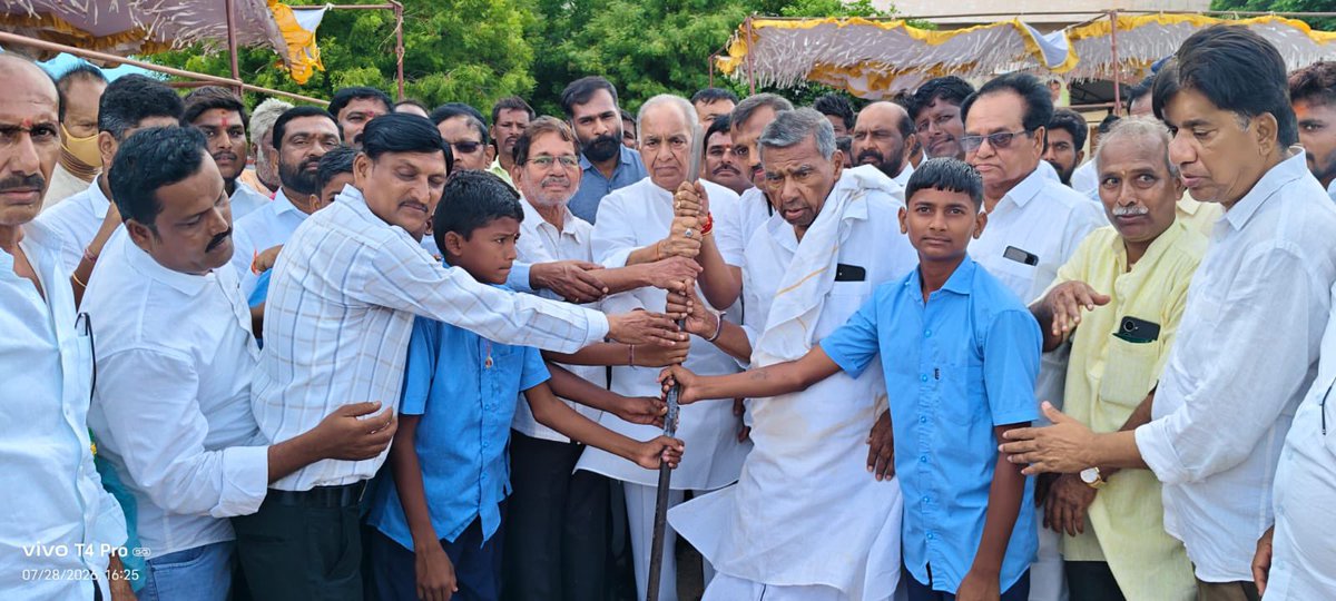 NsBoseraju's tweet photo. ಪೋತ್ನಾಳ ಗ್ರಾಮದ ಸರ್ಕಾರಿ ಪ್ರೌಢಶಾಲಾ ಮೈದಾನದಲ್ಲಿ ಹಟ್ಟಿ ಚಿನ್ನದಗಣಿಯ ಸಿಎಸ್ ಆರ್ ಅನುದಾನ 1ಕೋಟಿ ವೆಚ್ಚದ ಕ್ರೀಡಾಂಗಣ ಕಾಮಗಾರಿಗೆ ಮಾನ್ವಿ ವಿಧಾನಸಭಾ ಕ್ಷೇತ್ರದ ಮಾನ್ಯ ಶಾಸಕರಾದ ಶ್ರೀ ಹಂಪಯ್ಯ ನಾಯಕ ಅವರೊಂದಿಗೆ ಇಂದು ಭೂಮಿಪೂಜೆ ನೆರವೇರಿಸಲಾಯಿತು. 

ವಿದ್ಯಾರ್ಥಿಗಳ ಸರ್ವತೋಮುಖ ಬೆಳವಣಿಗೆಗೆ ಶಿಕ್ಷಣದ ಜೊತೆಗೆ ಕ್ರೀಡೆ ಮತ್ತು ದೈಹಿಕ ಶಿಕ್ಷಣದ ಅಗತ್ಯವನ್ನು ಈ ಸಂದರ್ಭದಲ್ಲಿ ಮನವರಿಕೆ ಮಾಡಿಕೊಡಲಾಯಿತು. ಮಾನ್ವಿ ಕ್ಷೇತ್ರದ ವಿದ್ಯಾರ್ಥಿಗಳಿಗೆ ಗುಣಮಟ್ಟದ ಶಿಕ್ಷಣ ಒದಗಿಸುವ ನಿಟ್ಟಿನಲ್ಲಿ, ಶಾಸಕನಾಗಿದ್ದ ಸಂದರ್ಭದಲ್ಲಿ ವಾರಕ್ಕೊಮ್ಮೆ ಶಾಲಾ-ಕಾಲೇಜು ಭೇಟಿ ನೀಡಿ, ನೂತನ ಕಟ್ಟಡಗಳ ಕಾಮಗಾರಿಗಳನ್ನು ಖುದ್ದು ವೀಕ್ಷಿಸುತ್ತಿದ್ದ ನನ್ನ ಶೈಕ್ಷಣಿಕ ಬದ್ಧತೆಯನ್ನು ಈ ಸಂದರ್ಭದಲ್ಲಿ ನೆನಪಿಸಿಕೊಳ್ಳಲಾಯಿತು. 

ಈ ಕಾರ್ಯಕ್ರಮದಲ್ಲಿ ಮಾನ್ವಿ ನಗರ ಪ್ರಾಧಿಕಾರದ ಅಧ್ಯಕ್ಷರಾದ ಶ್ರೀ ಅಬ್ದುಲ್ ಗಪೂರ್ ಸಾಬ್, ಕಾಂಗ್ರೆಸ್ ಮುಖಂಡರಾದ ಶ್ರೀ ಶರಣಯ್ಯ ನಾಯಕ್, ಡಾ. ಬಸವರಾಜಪ್ಪ ಕುಮಾರಸ್ವಾಮಿ, ಶ್ರೀ ಶರ್ಪುದ್ದೀನ್, ಶ್ರೀ ಮಲ್ಲನಗೌಡ ಡಾ. ಗುರು ಶರ್ಮ, ಶ್ರೀ ಖಾಲಿದ್ ಗುರು, ಶ್ರೀ ಸುಭಾಷ್ ನಾಯಕ್, ಶ್ರೀ ದೊಡ್ಡಬಸಪ್ಪಗೌಡ, ಶ್ರೀ ಪಂಪನಗೌಡ ಪೋತನಾಳ ಸೇರಿದಂತೆ ತಾಲೂಕು ಪಂಚಾಯಿತಿಯ ಕಾರ್ಯನಿರ್ವಾಹಕ ಅಧಿಕಾರಿಗಳು ಸೇರಿದಂತೆ,  ವಿವಿಧ ಇಲಾಖೆಗಳ ಅಧಿಕಾರಿಗಳು, ಸ್ಥಳೀಯ ಮುಖಂಡರು, ಶಾಲಾ ಮಕ್ಕಳು ಉಪಸ್ಥಿತರಿದ್ದರು.

#Manvj #Development #Congress