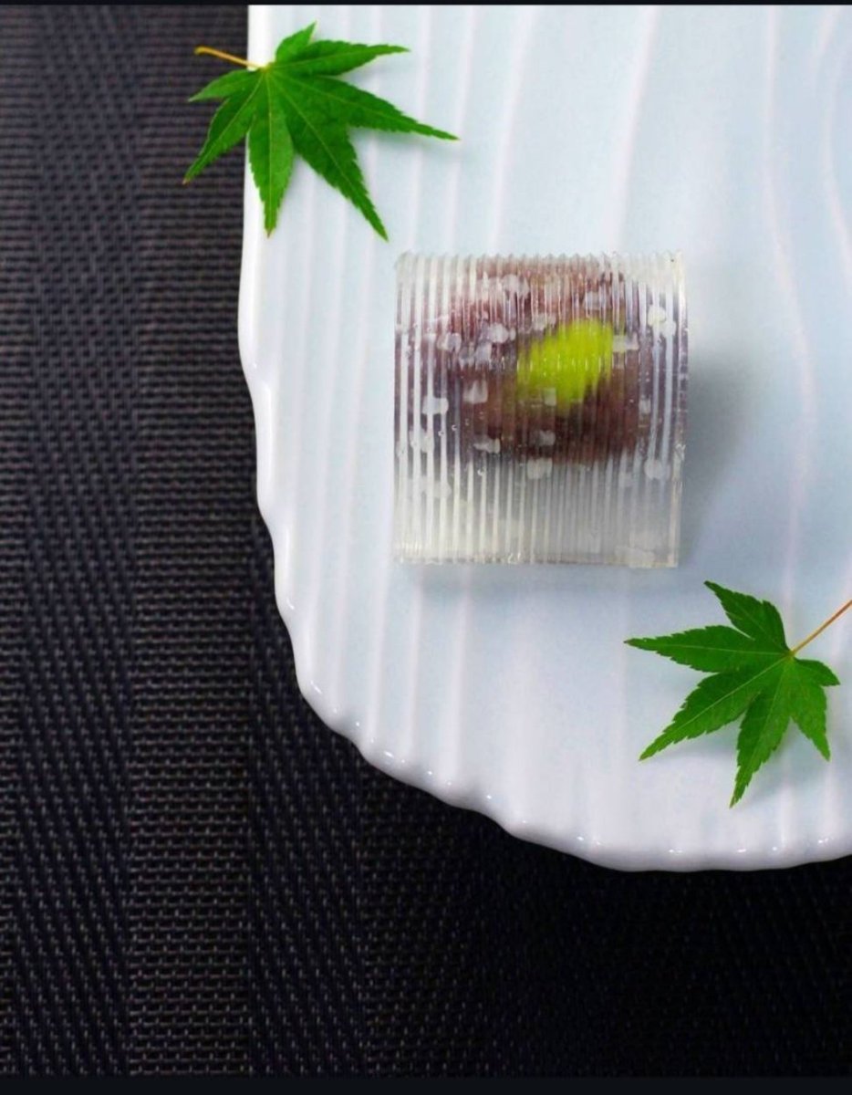 wagashi_sanchan's tweet photo. お稽古菓子のご注文

「滝直下三千丈な感じで、涼やかに」

とのご依頼をいただき、
銘を『白瀑』といたしました。

以前お作りした『滝もみじ』の色違いで緑から水色と少量の白を重ねたものに。
巨大な滝から垂直に流れ落ちる迫力のある水の様子を表現いたしました。

(ちゃんと撮影した方は滝もみじ) https://t.co/kgJvXSuObV