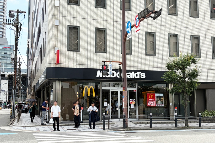 lmaga_jp's tweet photo. 16年ぶり…マクドナルド、大阪・本町に復活！

堺筋本町駅、徒歩1分に7/29オープン🍔🍟

ビジネス街需要だけでなく、
“タワマン増加”が出店のきっかけに…
👉https://t.co/e9AlbNhseK https://t.co/TuNxggYp9v