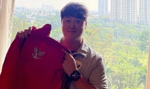 ojikneyasyah1's tweet photo. Physio Persija Tanggapi Bung Towel: Jangan Kayak Kurang Kerjaan Coach! 

Jadi kemarin, Rival Abadi STY, Bung Towel komentari soal sanksi KFA yang mempertanyakan kenapa masih bisa STY ngelatih di Persija, pakai lisensi apa. 

Hal ini direspon di Insta Story oleh Physio Persija (asisten STY), Coach Ji Sub. 

Menurut saya pribadi, kayak kurang kerjaan aja nanggepin Towel. Harusnya paham lah, berkaca dari rivalitas Towel dan STY, gak akan ada habisnya itu Towel penetrasi ke STY 🤭 jadi sangat tak perlu ditanggapi.

Mending fokus aja dulu persiapkan tim sampai Liga jalan. Gak usah nambah drama dulu coach Ji Sub 😅