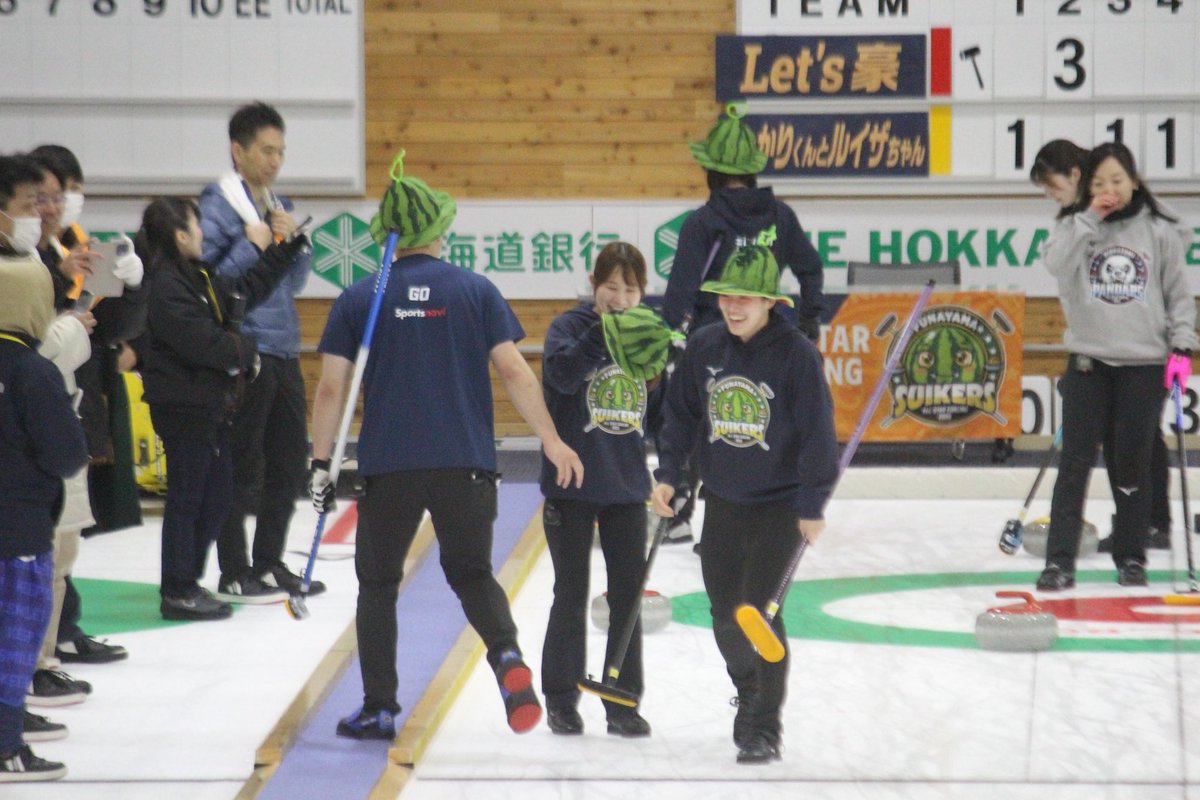 Nabecurling's tweet photo. 悲鳴が聞こえてきたので何事!?と思い振り返って撮った一枚(笑)
その後も似たようなシーンがあって、取れちゃったスイカ帽🍉を豪くんが星奈ちゃんに渡してました🤭
#カーリング #curling #オールスターカーリング #中嶋星奈 #中部電力 #山本冴 #北海道銀行 #リラーズ #青木豪 #KiTCurlingClub https://t.co/yPBhY1AsyB