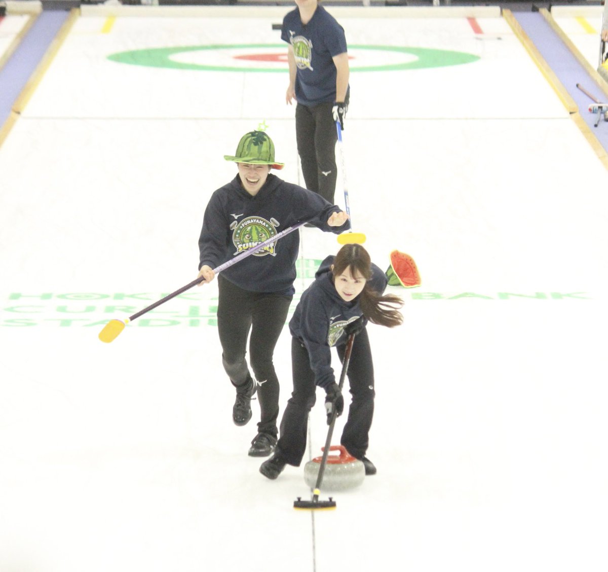 Nabecurling's tweet photo. 悲鳴が聞こえてきたので何事!?と思い振り返って撮った一枚(笑)
その後も似たようなシーンがあって、取れちゃったスイカ帽🍉を豪くんが星奈ちゃんに渡してました🤭
#カーリング #curling #オールスターカーリング #中嶋星奈 #中部電力 #山本冴 #北海道銀行 #リラーズ #青木豪 #KiTCurlingClub https://t.co/yPBhY1AsyB
