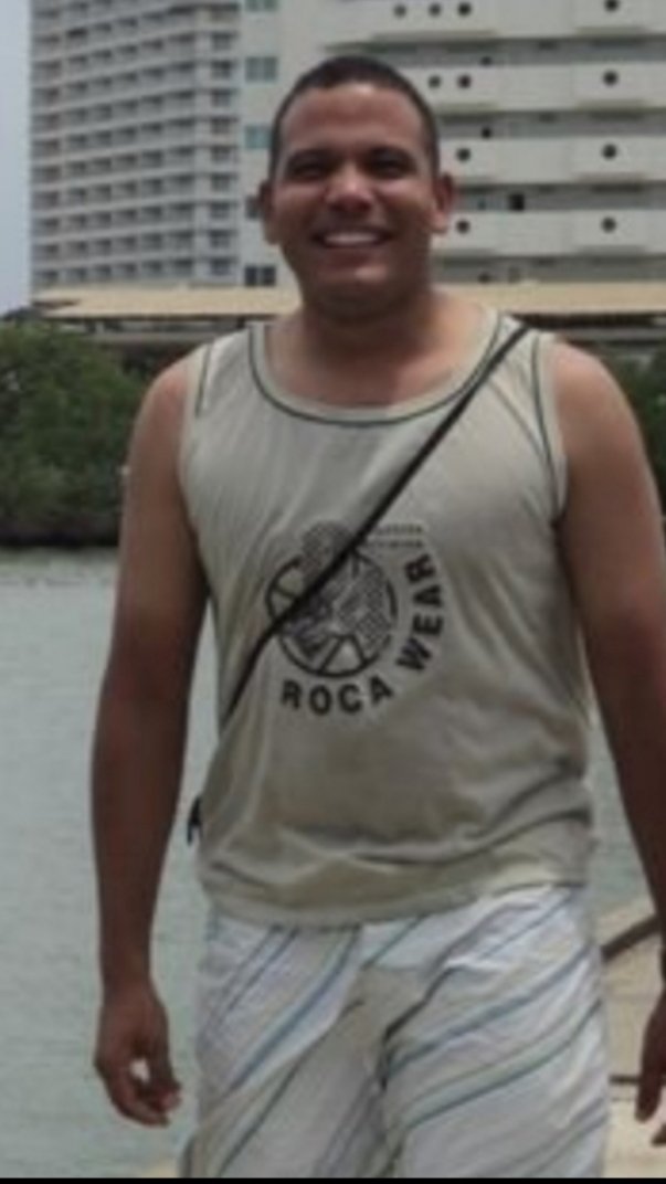 YOYOPRESS's tweet photo. ⚠️ | NÉSTOR BLANCO HURTADO: EJECUTÓ A ÓSCAR PÉREZ, TORTURADOR EN LAS CATACUMBAS. Y DELCY LO ASCENDIÓ HACE 5 DÍAS.

En su prontuario consta, entre otras cosas, su labor de extorsión a narcotraficantes. 

Torturaba con sus propias manos. Así lo denunció Tamara Suju ante la CPI: Blanco Hurtado bajaba personalmente a las catacumbas de la DGCIM en Boleíta a torturar civiles y militares.

El primer teniente Vásquez Guillén lo identificó por nombre: "Blanco Hurtado y otros agentes me golpearon, me asfixiaron, me torturaron." Le partieron la cabeza a golpes. Lo llevaron a una improvisada sala de tortura. El juez vio las marcas y NO LE DIO IMPORTANCIA. Lo encerraron en una celda de aislamiento llamada "el tigrito" durante casi un mes.

Es señalado como uno de los ejecutores de la Masacre de El Junquito en enero de 2018. Óscar Pérez y su grupo fueron asesinados DESPUÉS de rendirse. El país lo vio en vivo.

Sancionado por EEUU (2019) por "uso excesivo de la fuerza y malos tratos de personas encarceladas en instalaciones de la DGCIM." Sancionado por la Unión Europea ese mismo año.

Operaba en coordinación directa con Alexander Granko Arteaga. Trabajó bajo las órdenes de Iván Hernández Dala y Gustavo González López.

¿Y después de todo eso? Lo agarraron EXTORSIONANDO a un narcotraficante preso DENTRO de la DGCIM. Lo separaron del cargo y lo aprehendieron en Fuerte Tiuna.

Torturador. Ejecutor. Extorsionador. Sancionado.

¿La respuesta de Delcy Rodríguez? HACE 5 DÍAS lo ascendió a Coronel de la Guardia Nacional. Puesto número 3 en la lista de 91 ascensos. Y su nuevo jefe en la DGCIM, Germán Gómez Lárez, es PRIMO de Delcy y Jorge Rodríguez.

Todo queda en familia.
