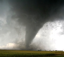 ProfiWetter's tweet photo. Tornado deckt Häuser ab und legt Bahnstrecke lahm / 28.07.2026 https://t.co/FRlnhHNoNM https://t.co/7e3ABfPK1F