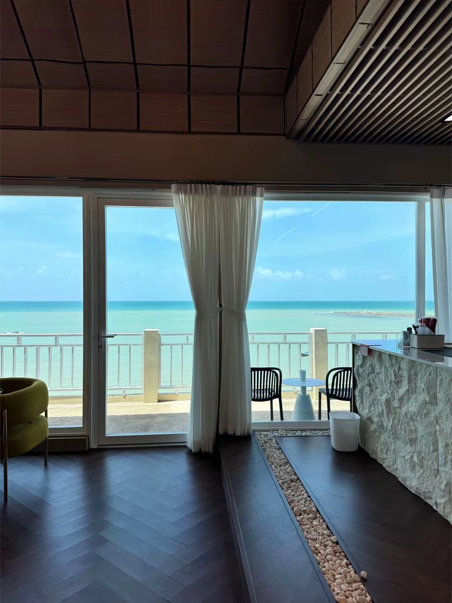 bbblinabb_'s tweet photo. คาเฟ่ระยอง ไวป์ดี ถ่ายรูปสวยปัง✨

📍Linnaeus House ลินเนียส เฮาส์🌊

คาเฟ่ที่เห็นวิวทะเลแบบเต็มตา บรรยากาศดีมาก มีทั้งโซน indoor และ outdoor ฟังเสียงคลื่นชิวๆ มุมถ่ายรูปน่ารักๆเต็มไปหมด ได้คอนเท้นแน่นอนค่า🥰 เราไปประมาณเที่ยงๆแดดแรง ถ้าไปช่วงเย็นจะสวยกว่านี้อีกค่า☀️🩷

มีที่จอดรถ🚙