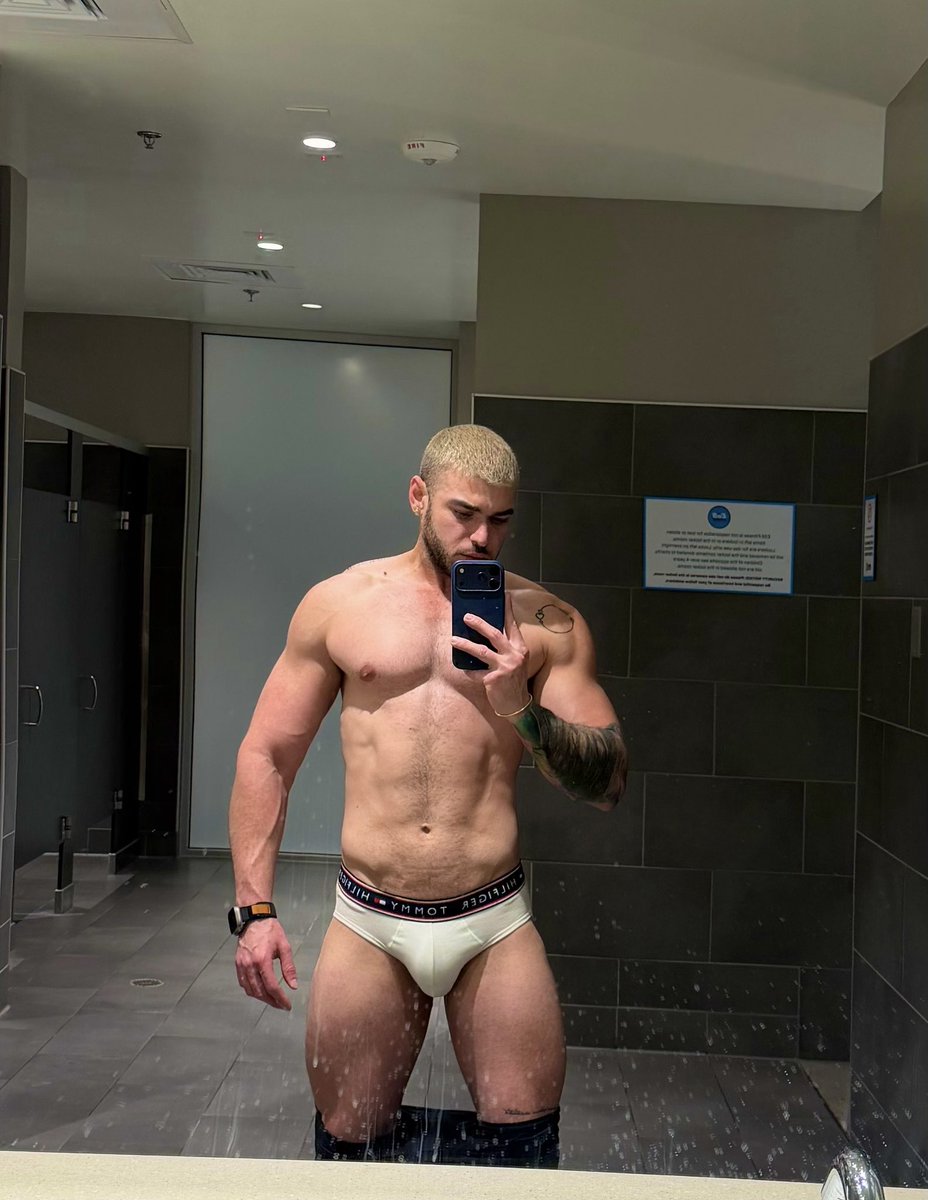 Jasel_V's tweet photo. After working out 📸 https://t.co/ae7JOnnHRc