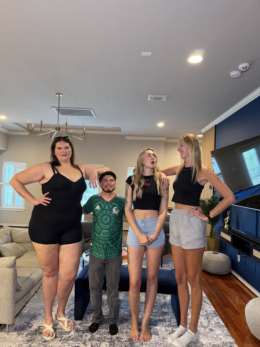 AngelYBlondi's tweet photo. The tallest woman in the world 😱😱😱 https://t.co/01Zqnlg4Zw