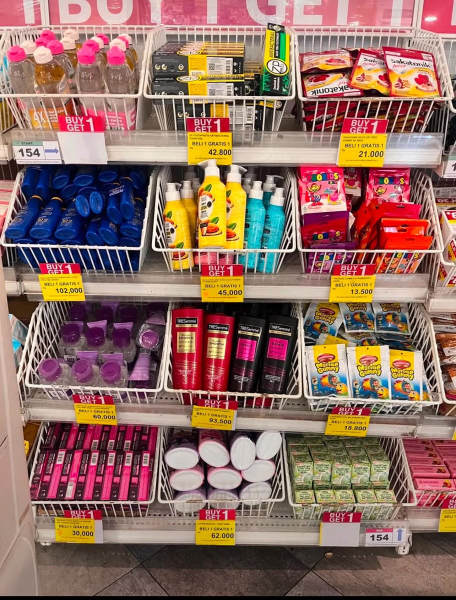 aeebkk's tweet photo. MAAF DEH NORAK, PAS KE AEON LIAT BANYAK BUY 1 GET 1, TAPI GAK MUNGKIN MAU TUTUP KAN??😭😭🙏🏻🙏🏻 https://t.co/ZPqTuFRqkV