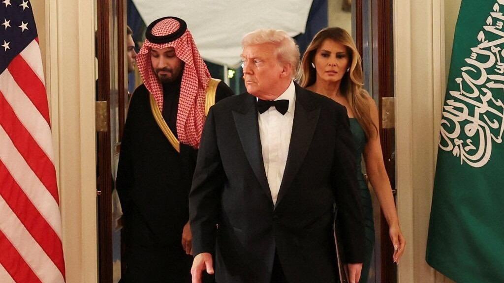 mustafa_alkhtib's tweet photo. يعتدي على العراق واليمن بمشاركة أمريكية
ويتحدث عن الحضن العربي!

هذا حضن ترامب يا سعودي يا صعلوك https://t.co/6gBvuP5aY8