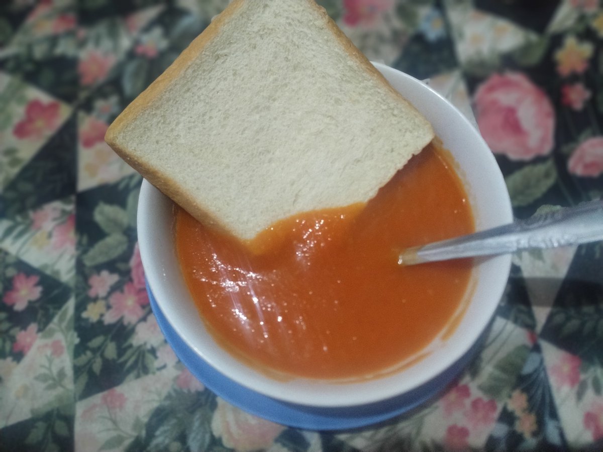 Ghina8299's tweet photo. Hari minggu, di tengah-tengah hectic masak untuk jualan, rasanya bm banget untuk bikin sup tomat.

Alhamdulillah rasanya enak, padahal pertama kali bikin.

Uniknya, gara-gara ini aku jadi ada renungan. https://t.co/btXIqDwk7x