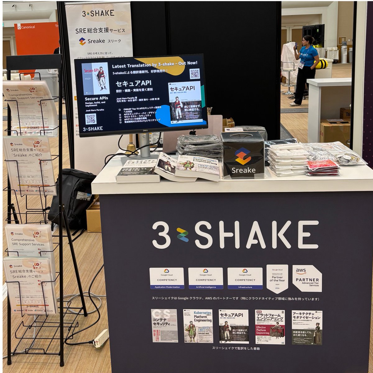 SreakeJ's tweet photo. #KubeCon Japan 2026 3-shakeブース設営完了しました！
恒例のくじ引きも勿論ご用意しております🙌
なんと、最近出版されたあの書籍も…?👀

是非会場に来た際はお立ち寄りください!
お待ちしております!!
#3Shake https://t.co/VwsU4EZ4Dx