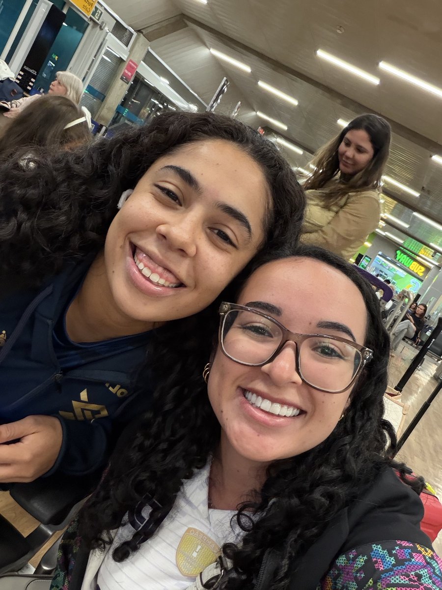 maahpva's tweet photo. Simplesmente olha quem encontrei no aeroporto hoje, ainda sem acreditar 
#sfv #brasil #vnl https://t.co/HZbg9qe8OB