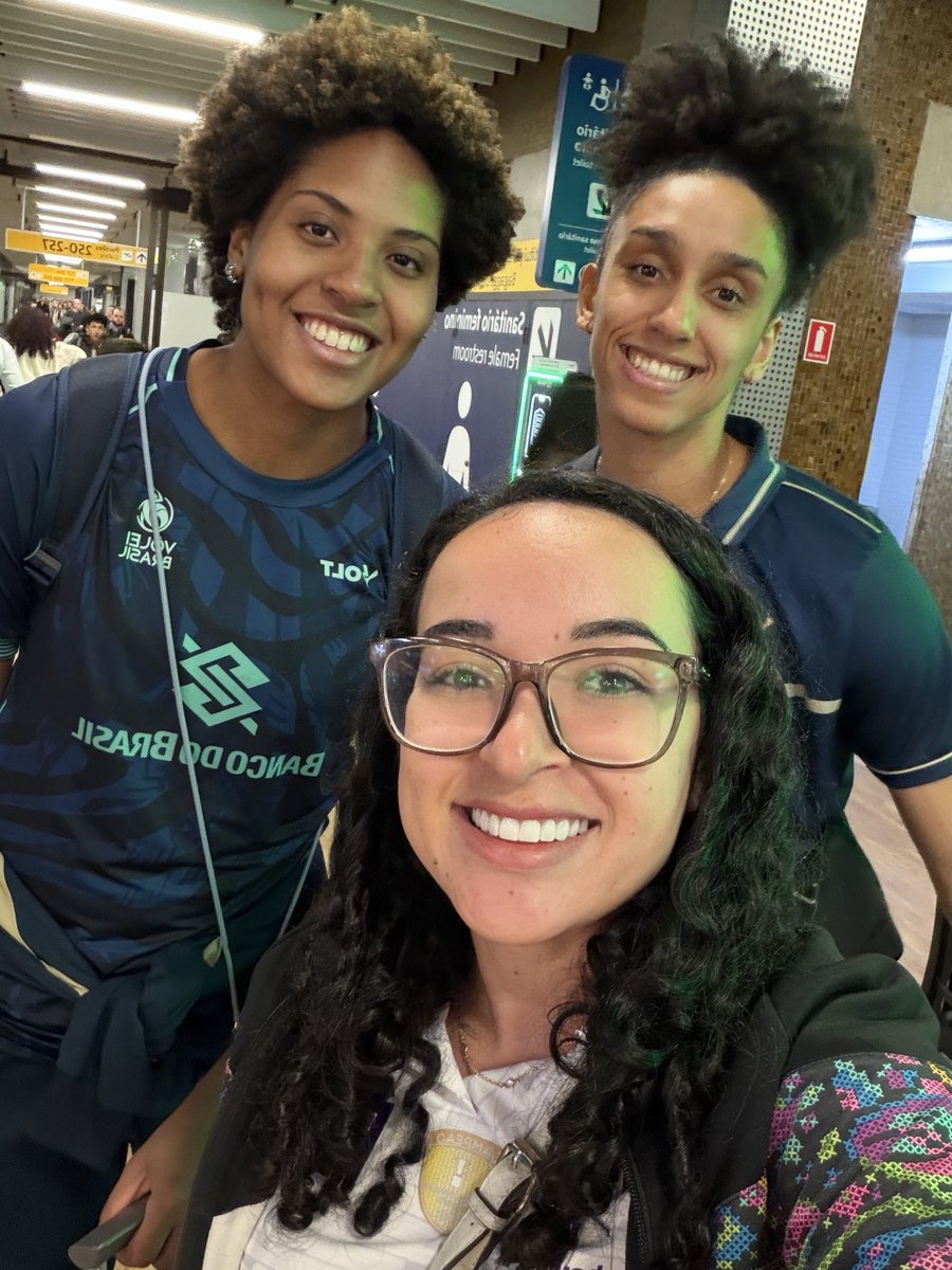 maahpva's tweet photo. Simplesmente olha quem encontrei no aeroporto hoje, ainda sem acreditar 
#sfv #brasil #vnl https://t.co/HZbg9qe8OB