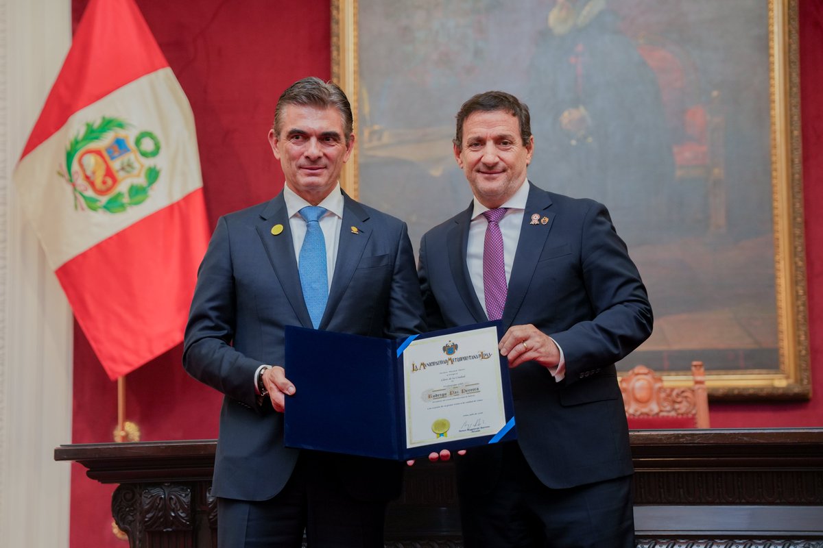 MuniLima's tweet photo. 🗞️ | El alcalde de Lima @Renzo_Reggiardo declaró hoy Huésped Ilustre y entregó la Llave de la Ciudad de Lima al presidente del Estado Plurinacional de Bolivia, @Rodrigo_PazP, como reconocimiento honorífico durante su visita oficial al Perú.

Durante la ceremonia, el burgomaestre destacó los históricos lazos de amistad, cooperación e integración entre el Perú y Bolivia.

"Esta Llave de la Ciudad de Lima representa nuestra hospitalidad y es la expresión de que la capital del Perú siempre tendrá las puertas abiertas para Bolivia", señaló la autoridad edil

https://t.co/7WHFWrIdf9