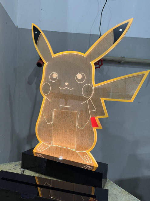 NeonApesYC's tweet photo. Who needs one?! 

Selling at a nice discount for the first 5 people to comment 👀🫡! 

Can fit raw cards or PSA slabs! https://t.co/RZ7CkaGm67