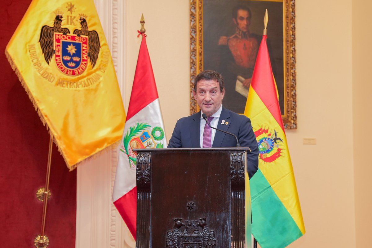 MuniLima's tweet photo. 🗞️ | El alcalde de Lima @Renzo_Reggiardo declaró hoy Huésped Ilustre y entregó la Llave de la Ciudad de Lima al presidente del Estado Plurinacional de Bolivia, @Rodrigo_PazP, como reconocimiento honorífico durante su visita oficial al Perú.

Durante la ceremonia, el burgomaestre destacó los históricos lazos de amistad, cooperación e integración entre el Perú y Bolivia.

"Esta Llave de la Ciudad de Lima representa nuestra hospitalidad y es la expresión de que la capital del Perú siempre tendrá las puertas abiertas para Bolivia", señaló la autoridad edil

https://t.co/7WHFWrIdf9