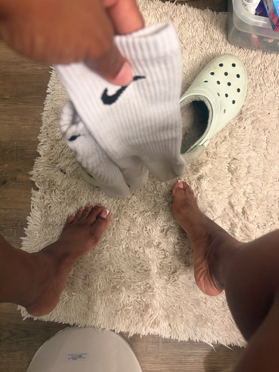 KimberlyHen007's tweet photo. Sweaty socks dirty crocs. Just finished a 2 hour full body workout 💦 #feetfetısh #feetworshi̇p #feetِ #pedicurecontent  #feetcontents #feetsellers #feetvideos #feetdom https://t.co/iTUIvzEHi7
