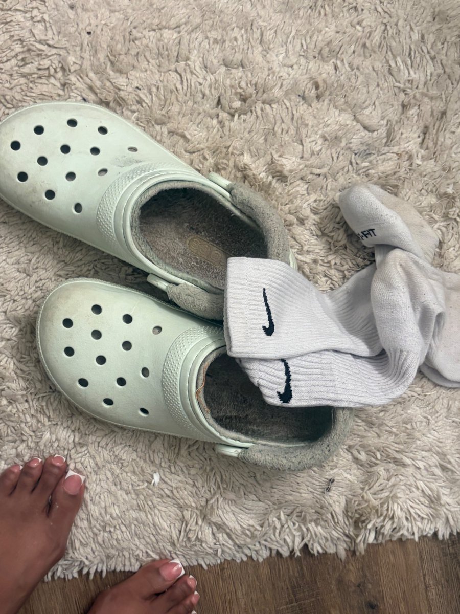KimberlyHen007's tweet photo. Sweaty socks dirty crocs. Just finished a 2 hour full body workout 💦 #feetfetısh #feetworshi̇p #feetِ #pedicurecontent  #feetcontents #feetsellers #feetvideos #feetdom https://t.co/iTUIvzEHi7