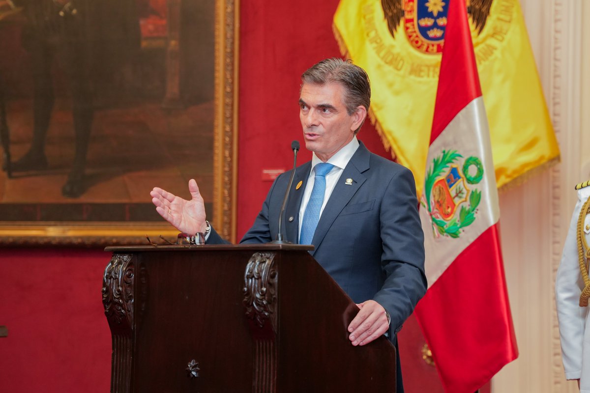 MuniLima's tweet photo. 🗞️ | El alcalde de Lima @Renzo_Reggiardo declaró hoy Huésped Ilustre y entregó la Llave de la Ciudad de Lima al presidente del Estado Plurinacional de Bolivia, @Rodrigo_PazP, como reconocimiento honorífico durante su visita oficial al Perú.

Durante la ceremonia, el burgomaestre destacó los históricos lazos de amistad, cooperación e integración entre el Perú y Bolivia.

"Esta Llave de la Ciudad de Lima representa nuestra hospitalidad y es la expresión de que la capital del Perú siempre tendrá las puertas abiertas para Bolivia", señaló la autoridad edil

https://t.co/7WHFWrIdf9
