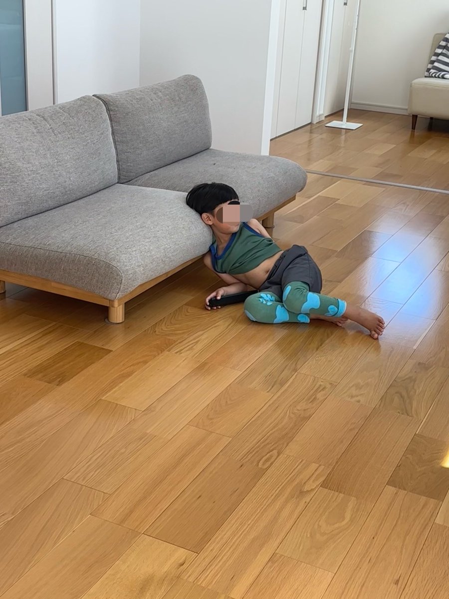 akumi_'s tweet photo. 息子(5歳)が自分で選んだ服でくつろいでテレビ見る姿がセクシーエアロビお姉さん。 https://t.co/fwFwpUL6bc