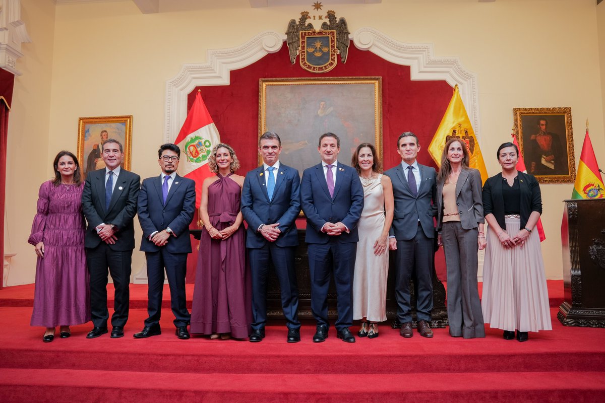 MuniLima's tweet photo. 🗞️ | El alcalde de Lima @Renzo_Reggiardo declaró hoy Huésped Ilustre y entregó la Llave de la Ciudad de Lima al presidente del Estado Plurinacional de Bolivia, @Rodrigo_PazP, como reconocimiento honorífico durante su visita oficial al Perú.

Durante la ceremonia, el burgomaestre destacó los históricos lazos de amistad, cooperación e integración entre el Perú y Bolivia.

"Esta Llave de la Ciudad de Lima representa nuestra hospitalidad y es la expresión de que la capital del Perú siempre tendrá las puertas abiertas para Bolivia", señaló la autoridad edil

https://t.co/7WHFWrIdf9