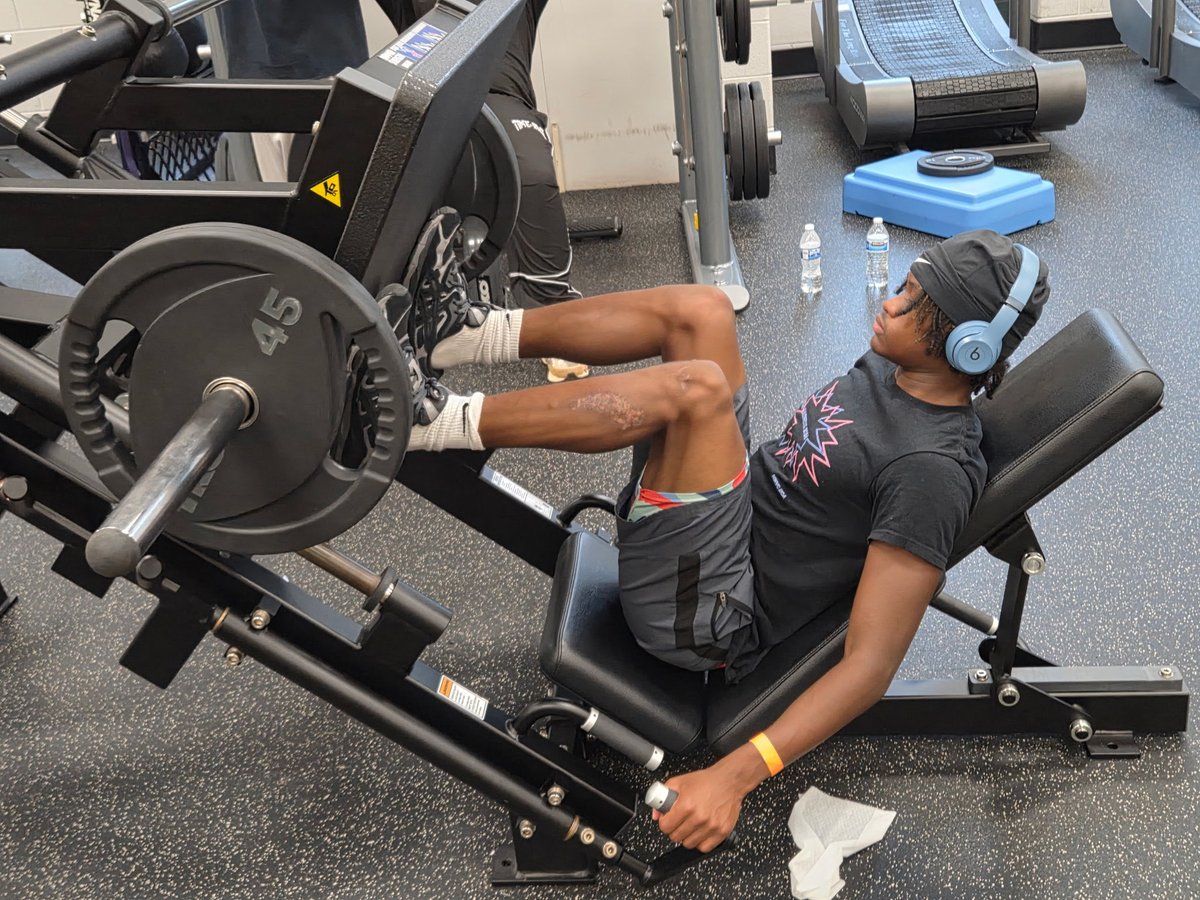 KoenCrittendon's tweet photo. Didn't cheat the work this off season.  Every day.  Got stronger adding 7 pounds of muscle. Got faster down to 4.39 in the 40.  Worked on routerunning.  And the chip on my shoulder got bigger.  Got something to prove this season. https://t.co/LQIA6JWGto
