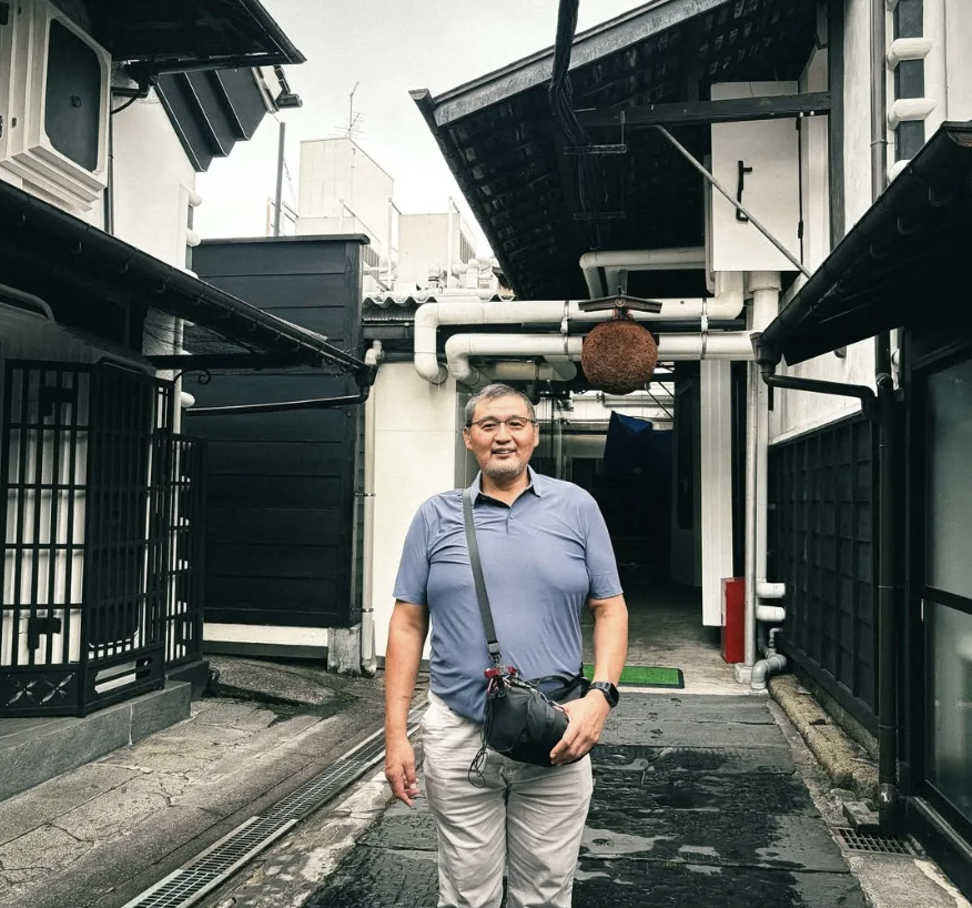 zurete594klv's tweet photo. 【衝撃】
183cm・150kgの大横綱が、まさかの“別人級”に
元横綱・貴乃花光司さん（53）の近影が話題に。

■話題の投稿
宮城・塩釜の酒蔵「浦霞」の公式インスタグラムに登場。
「貴乃花さんにお立ち寄りいただきました」と紹介された。

■何が衝撃だったか
現役時代は身長183cm・体重150kgの“平成の大横綱”。
現在はスッキリした体形で、ピッタリしたポロシャツ姿。
表情も鬼気迫る現役時代とは一変、柔らかな笑顔に。

■反響
「ビックリした」「別人級」「何キロ？」の声が続出。

■背景
1995年に河野景子さんと結婚し3児をもうけるも2018年離婚。
2023年に再婚し、現在は穏やかな日々を送る。
通算22度優勝の大横綱が見せる、意外な“素顔”。
昔を知る人ほど二度見しそうです。