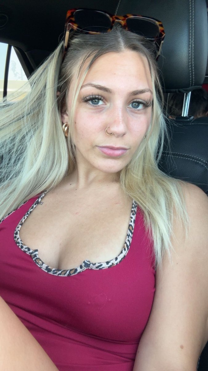 KayleeWhitemm's tweet photo. Comment if you wanna see what my piercings look like! https://t.co/8jU69Psx4F
