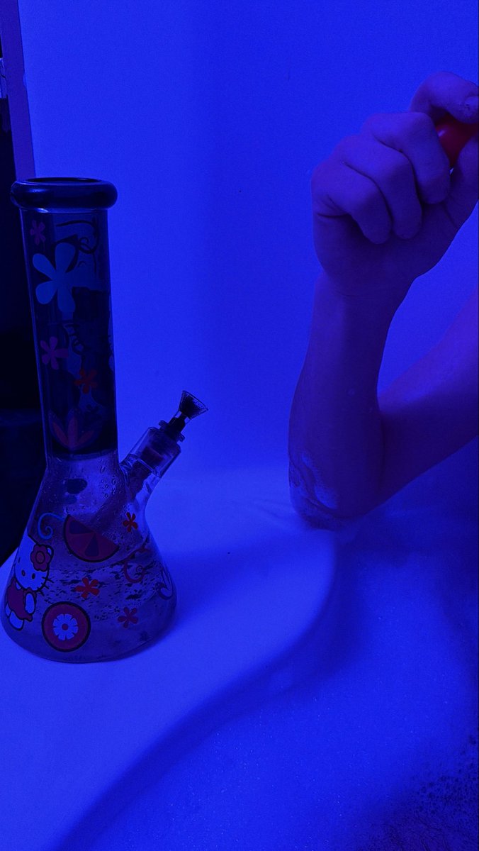 emelyandroy's tweet photo. get me high &amp; play w my pussy after 😍 #daddy #horny #couples #nsfw #bathtub https://t.co/usA4IIV7fv