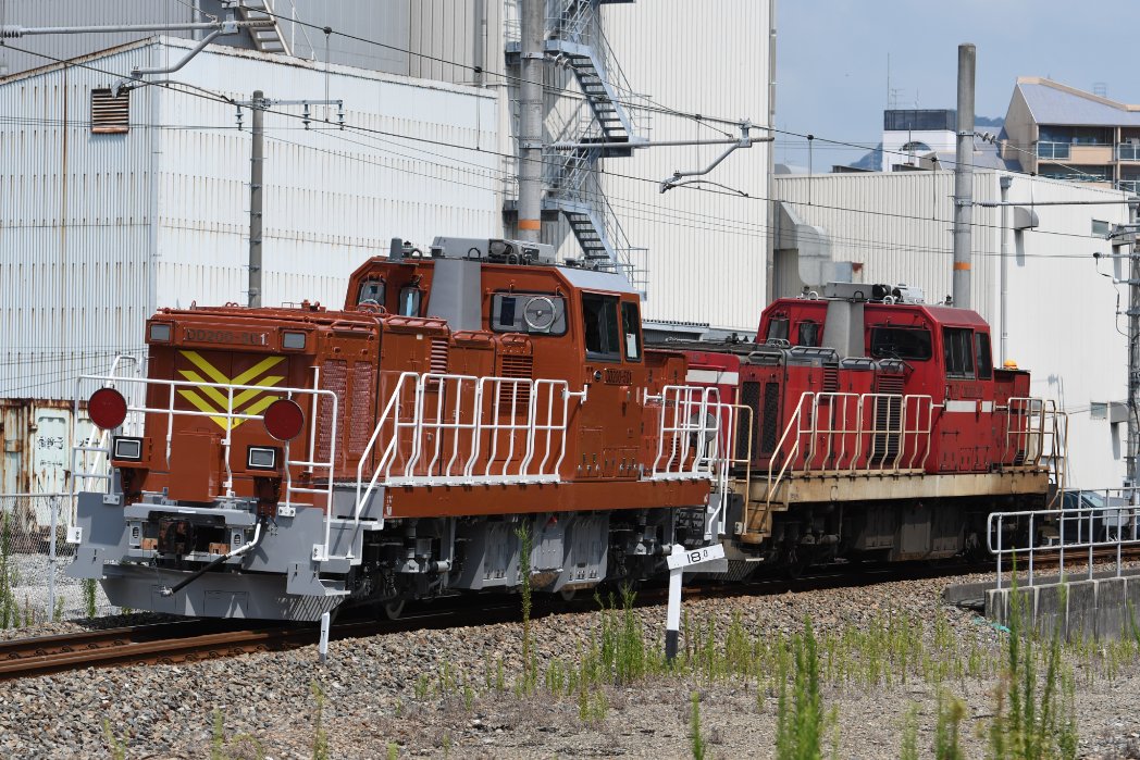 ISO__1600's tweet photo. JR北海道向けDD200形500代が川崎車両から出場。
同じ形式でも0代と併結すると顔つきや寒冷地装備などの違いは一目瞭然。
上部前照灯にゼブラライン、赤褐色の車体は"ネオ国鉄型"という感じ。

この先も終着までご安全に。

2026.07.29 JR貨物 DD200-18 +JR北海道 DD200-501 甲種輸送 https://t.co/AkUcvOtggF